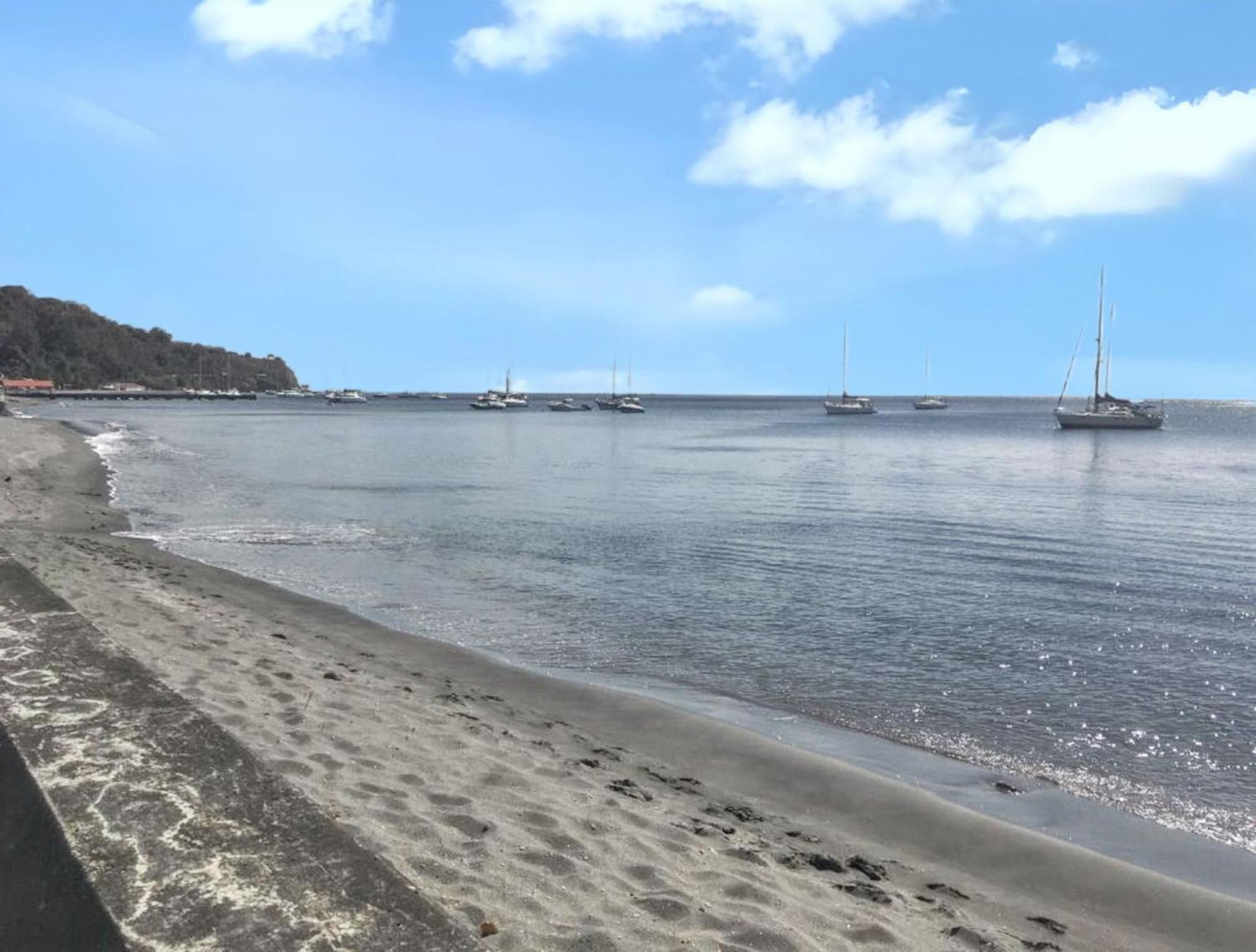 Maison De Charme A Saint-Pierre Avec Vue Sur Mer Et Montagne Luaran gambar